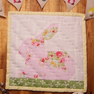 Nyuszis edényalátét, edényfogó, Otthon & Életmód, Konyhafelszerelés, tálalás, Sütés, főzés, Edényalátét, Varrás, Patchwork, foltvarrás, Ez a patchwork technikával, kézzel készült, nyuszit ábrázoló edényalátét vidámmá varázsolja Húsvétk..., MESKA