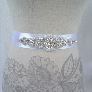 Ovális közepű, foglalatos köves és tekla gyöngyös menyasszonyi öv választható színű szalagon -  - Meska.hu