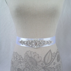 Ovális közepű, foglalatos köves és tekla gyöngyös menyasszonyi öv választható színű szalagon -  - Meska.hu