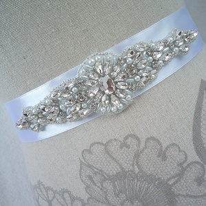 Ovális közepű, foglalatos köves és tekla gyöngyös menyasszonyi öv választható színű szalagon -  - Meska.hu