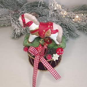 Kis méretű hintalovas karácsonyi dekoráció - karácsony - karácsonyi lakásdekoráció - karácsonyi lakásdíszek - Meska.hu