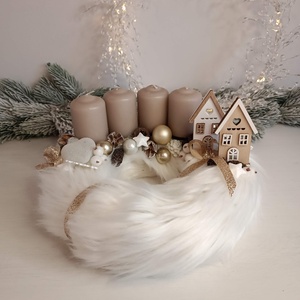 Fehér szőrmés adventi koszorú, házikós - Meska.hu