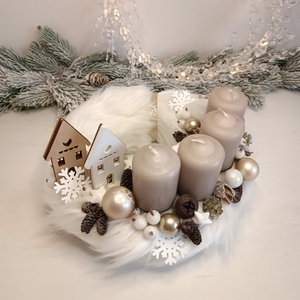 Fehér szőrmés adventi koszorú, házikós - karácsony - adventi díszek - adventi koszorú - Meska.hu