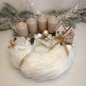 Fehér szőrmés adventi koszorú, házikós - karácsony - adventi díszek - adventi koszorú - Meska.hu