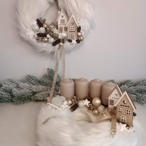 Fehér szőrmés adventi koszorú, házikós - karácsony - adventi díszek - adventi koszorú - Meska.hu