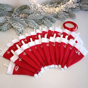 Tölthető mikulássapkás adventi naptár - karácsony - adventi díszek - adventi naptár - Meska.hu