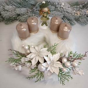 Fehér szőrmés adventi koszorú, kislány figurával - karácsony - adventi díszek - adventi koszorú - Meska.hu