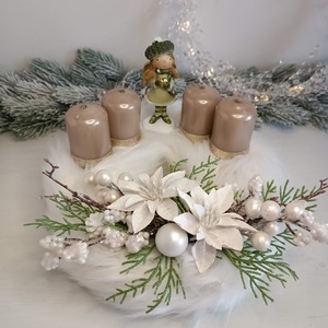 Fehér szőrmés adventi koszorú, kislány figurával, Karácsony, Adventi díszek, Adventi koszorú, , MESKA