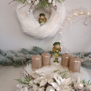 Fehér szőrmés adventi koszorú, kislány figurával - karácsony - adventi díszek - adventi koszorú - Meska.hu