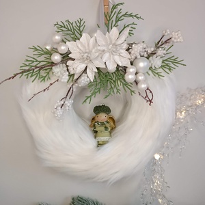 Fehér szőrmés adventi koszorú, kislány figurával, Karácsony, Adventi díszek, Adventi koszorú, , MESKA