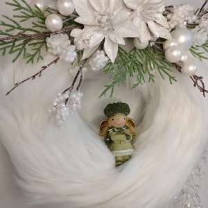 Fehér szőrmés adventi koszorú, kislány figurával - karácsony - adventi díszek - adventi koszorú - Meska.hu