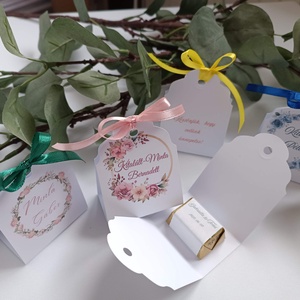 Ültetőkártya és köszönőajándék egyben, kiscsoki, Esküvő, Emlék & Ajándék, Köszönőajándék, , Saját készítésű kártyákba kerülnek a 14,5g-os Szerencsi csokik, amik 3 ízben (sós karamellás, mogyo..., MESKA