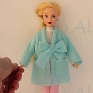 Barbie baba kabát - türkiz, Játék & Sport, Baba & babaház, Barbie ruhák, Baba-és bábkészítés, Varrás, Meska