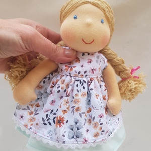 Kis Waldorf baba - szöszi - Meska.hu