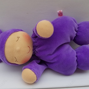 Plüss bébi baba - lila, Játék & Sport, Baba & babaház, Baba, Baba-és bábkészítés, Varrás, MESKA