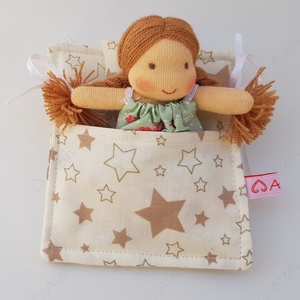 Apró Waldorf baba hálózsákkal - zöld ruhás, Játék & Sport, Baba & babaház, Baba, , MESKA