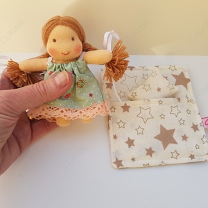 Apró Waldorf baba hálózsákkal - zöld ruhás - játék & sport - baba & babaház - baba - Meska.hu