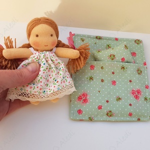 Apró Waldorf baba hálózsákkal - zöld  - Meska.hu