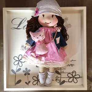 Barna hajú kislány cicájával - Meska.hu