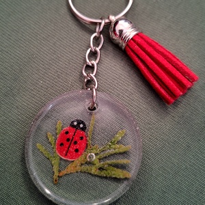 Katicás kulcstartó műgyantából  - Meska.hu