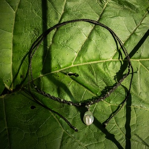 Makramé nyaklánc/choker, édesvízi gyöngy medál, rozsdamentes acél bogyók, csúszócsomós - ékszer - nyaklánc - bogyós nyaklánc - Meska.hu