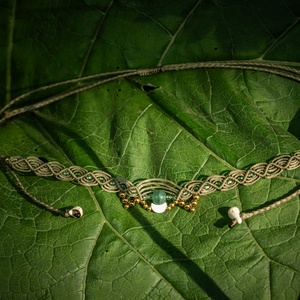 Holdas, gyöngyös makramé nyaklánc/choker, üveggyöngyös, rozsdamentes acél bogyókkal, csúszócsomós - ékszer - nyaklánc - gyöngyös nyaklánc - Meska.hu