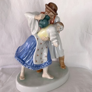 Herendi Locsolkodók  kézzel festett porcelán figura (26 cm) - művészet - szobor - kerámia - Meska.hu