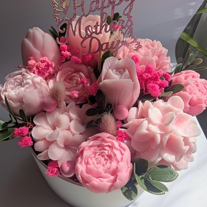 Anyák napi rózsaszín, illatosított szójaviasz virágbox - otthon & életmód - virágdekoráció - virágok - virágbox - Meska.hu