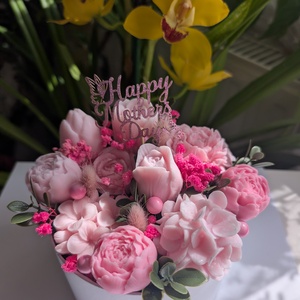 Anyák napi rózsaszín, illatosított szójaviasz virágbox - otthon & életmód - virágdekoráció - virágok - virágbox - Meska.hu