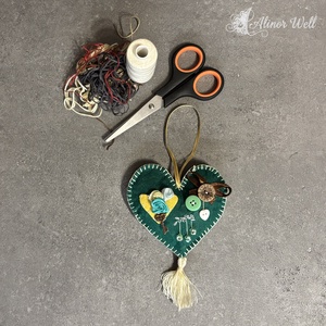 Színben Passzoló Szívecske - Gyöngyökkel, Otthon & Életmód, Dekoráció, Fali és függő dekoráció, Függődísz, Hímzés, Varrás, MESKA