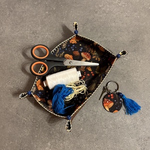 Varrótálca kézműveseknek kulcstartóval - otthon & életmód - dekoráció - dísztárgy - Meska.hu