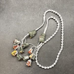 Makrame nyaklánc Latkan virágokkal - ékszer - nyaklánc - hosszú nyaklánc - Meska.hu