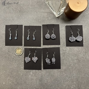 Fülbevaló ezüstös fonalból gyönggyel, Ékszer, Fülbevaló, Lógó fülbevaló, Csomózás, Ékszerkészítés, Mini méretű makramé fülbevalópárok, melyeket csillogó ezüstszínű fonalból és gyöngyökből készítette..., MESKA