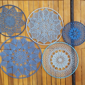 Horgolt falidísz, függődísz, ablakdísz, fali dekoráció  5 elemből áll. - otthon & életmód - dekoráció - fali és függő dekoráció - falra akasztható dekor - Meska.hu