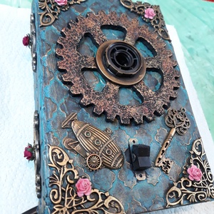 Steampunk stílusú könyvlámpa - Meska.hu