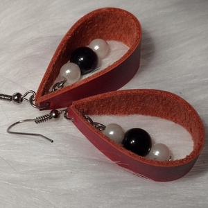 Akrill gyöngyökkel díszített, valódi bőrből készült, csepp alakú fülbevaló - ékszer - fülbevaló - lógó fülbevaló - Meska.hu