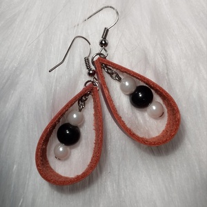 Akrill gyöngyökkel díszített, valódi bőrből készült, csepp alakú fülbevaló - ékszer - fülbevaló - lógó fülbevaló - Meska.hu
