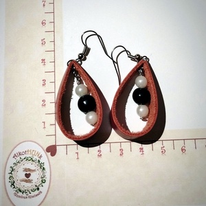 Akrill gyöngyökkel díszített, valódi bőrből készült, csepp alakú fülbevaló - ékszer - fülbevaló - lógó fülbevaló - Meska.hu