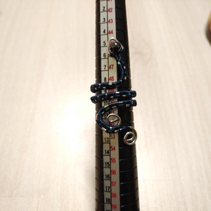 Kézzel tekert, kígyót formáló réz gyűrű, magnetit gyönggyel - ékszer - gyűrű - figurális gyűrű - Meska.hu