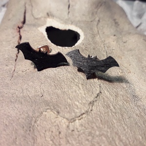 Nyírfából készült, kézzel festett, denevéres pontfülbevaló, Ékszer, Fülbevaló, Fülékszer, Ékszerkészítés, MESKA