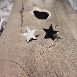 Nyírfából készült, kézzel festett, fekete-fehér csillagos pontfülbevaló, Ékszer, Fülbevaló, Fülékszer, Ékszerkészítés, MESKA