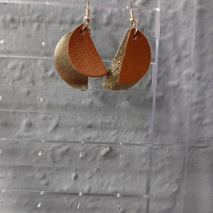 Könnyed bőr fülbevaló varázslatos arany csillogással - ékszer - fülbevaló - lógó fülbevaló - Meska.hu