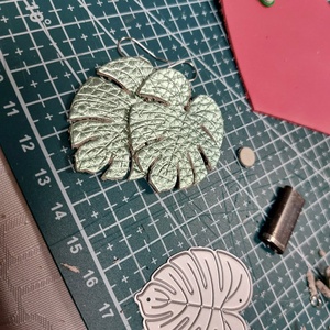 Csodásan fényes pálmalevél mintás fülbevaló - ékszer - fülbevaló - lógó fülbevaló - Meska.hu