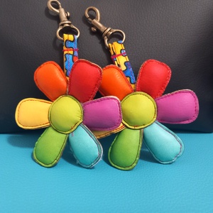 Virágos kulcstartó  táska dísz Anyák napjára  - táska & tok - kulcstartó & táskadísz - kulcstartó - Meska.hu