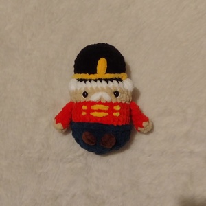 Horgolt diótörő  - Meska.hu