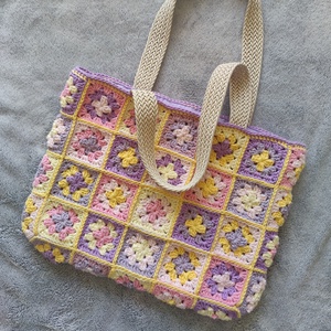 Horgolt Granny Square válltáska, Táska & Tok, Kézitáska & válltáska, Válltáska, Horgolás, Varrás, Aki szereti a horgolt termékeket, biztosan tudja, hogy a granny square mintával nem lehet mellé lőn..., MESKA