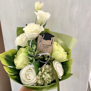 Élethű lizianthusos zöld ballagási csokor - Meska.hu