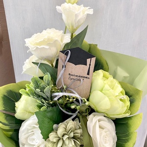 Élethű lizianthusos zöld ballagási csokor - otthon & életmód - dekoráció - virágdísz és tartó - csokor & virágdísz - Meska.hu