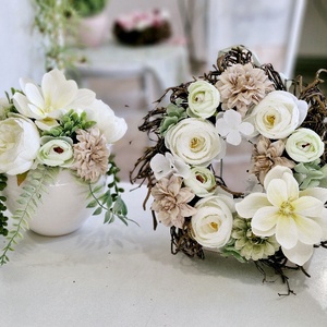 Fehér magnóliás tavaszi ajtódísz barna virágokkal - otthon & életmód - dekoráció - ajtó- és ablak dekoráció - ajtódísz & kopogtató - Meska.hu