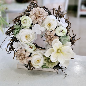 Fehér magnóliás tavaszi ajtódísz barna virágokkal - otthon & életmód - dekoráció - ajtó- és ablak dekoráció - ajtódísz & kopogtató - Meska.hu